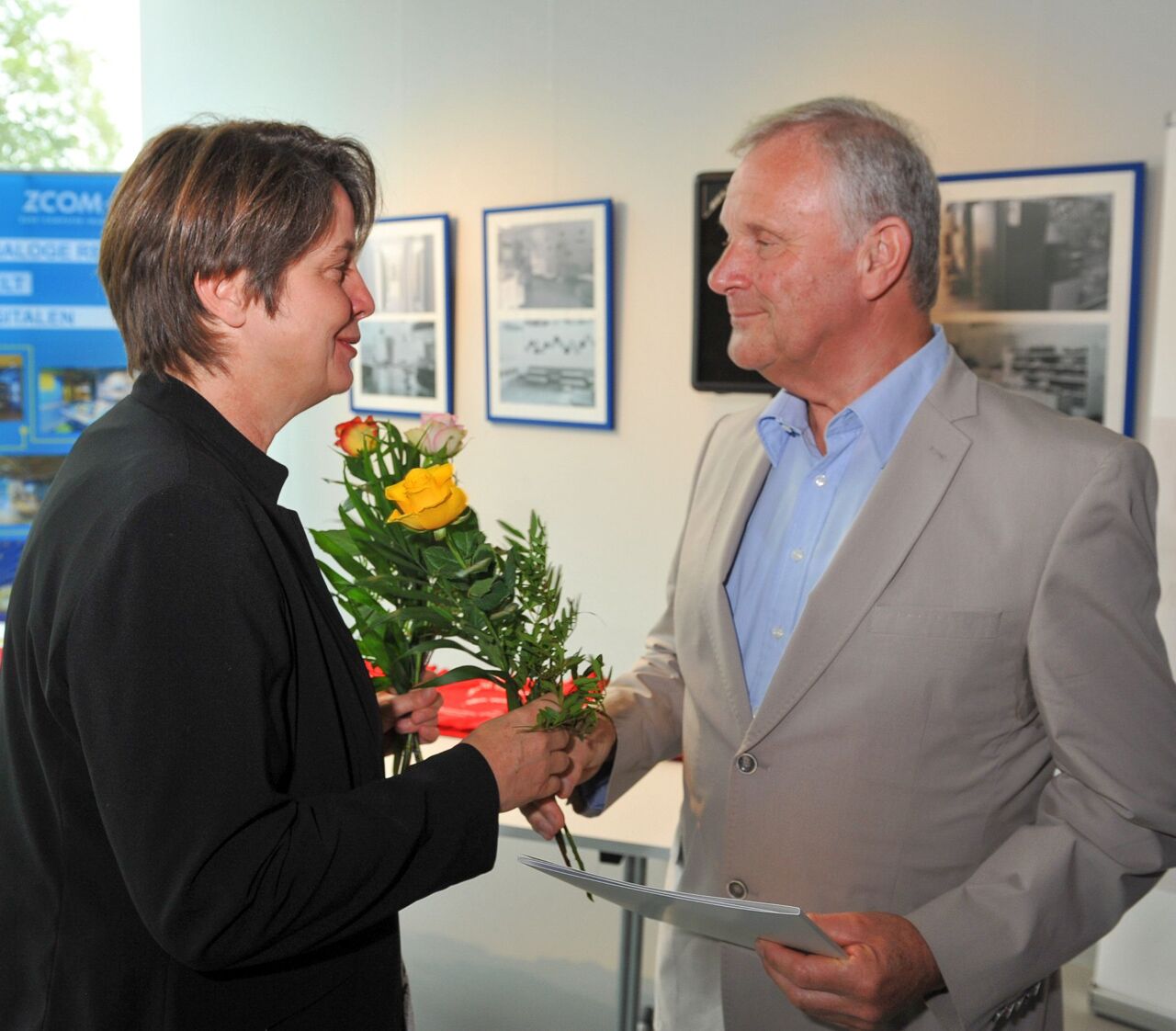 Katja Mieth überreicht Herrn Detlev Gau gelbe Blumen anlässlich des Ehrenamtspreises 2018.