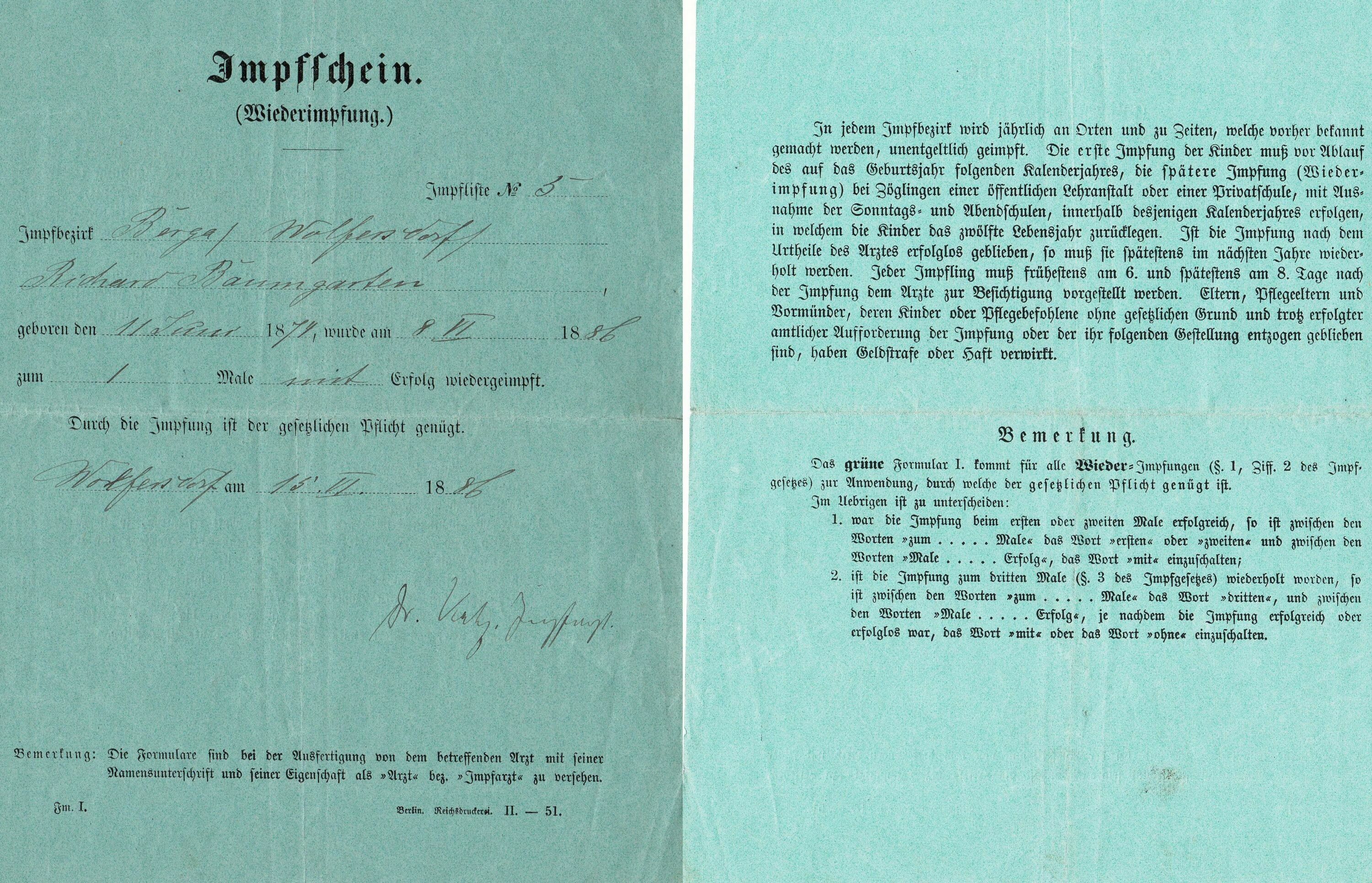 Zwei Seiten eines grünen Impfscheines von 1886 aus der Museumssammlung. Auf Seite 1 sind handschriftlich Daten des Inhabers notiert, auf Seite 2 sind Regeln und Bemerkungen gedruckt.