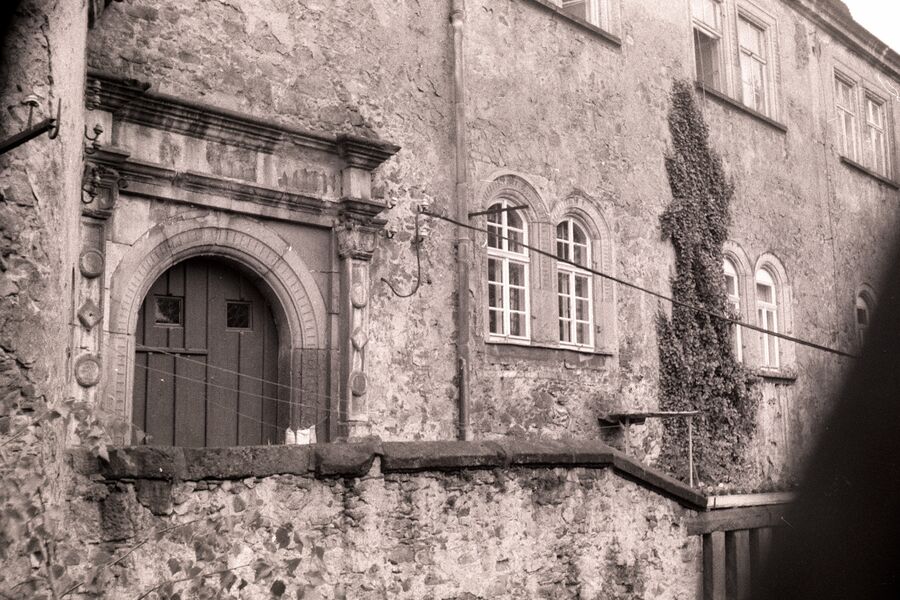 Historisches Schwarz-Weiß-Foto mit dem reichverzierten Renaissance-Portal an der Hauptburg