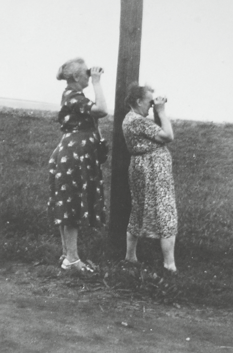 Zwei Vertriebene schauen über die Neiße zu ihrem Grundstück, Ende 1950er Jahre