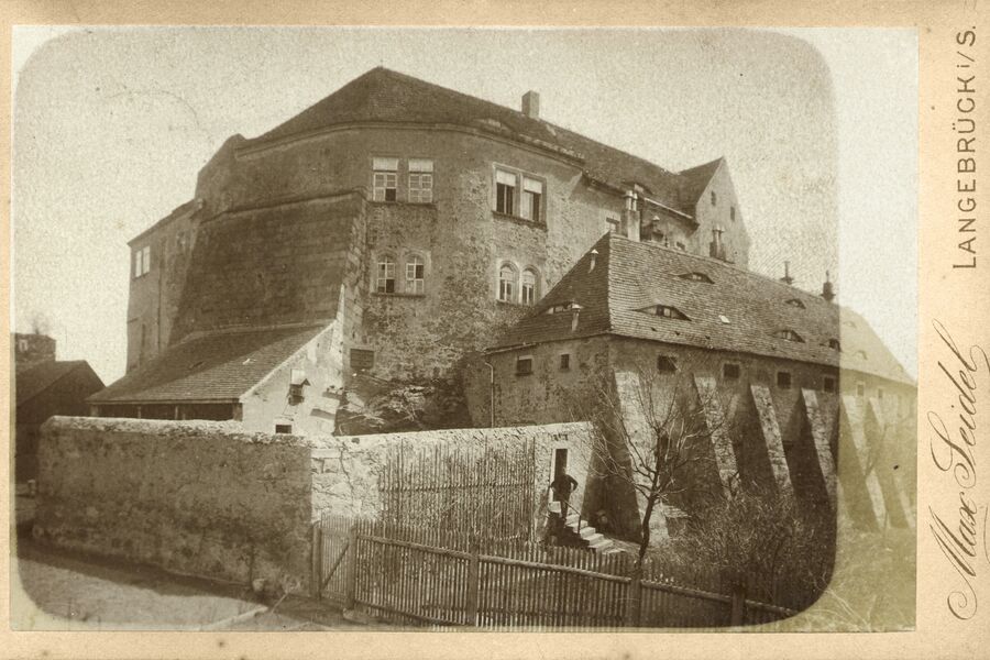 Historisches Schwarz-Weiß-Foto des Schlosses: Im Vordergrund ist der von Mauern umgebene Gefängnishof zu sehen.