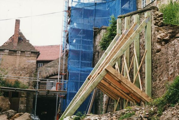 Gerüste und Stützbauten im Schlosshof sichern die Fürstenreittreppe 1993.