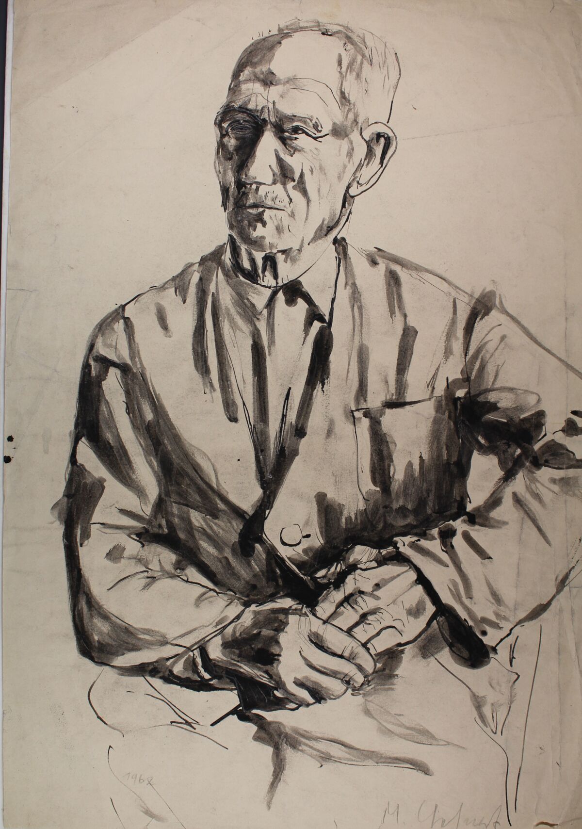 Das mit Kohle gezeichnet Brustbild zeigt einen ernsten älteren Mann, aufrecht sitzend, die Hände leicht vor dem Bauch verschränkt.