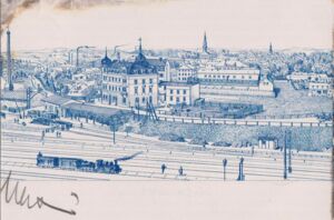 Foto in Vergrößerungsansicht öffnen: Eine Postkarte in Weiß und Blau zeigt den Blick von der Eisenbahnbrücke Richtung Stadt mit der Kirche im Hintergrund.