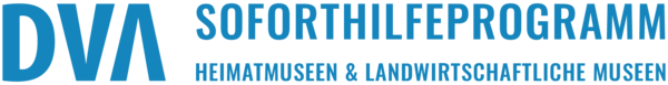 Logo mit blauem Schriftzug DVA für Deutscher Verband für Archäologie sowie Soforthilfeprogramm und Heimatmuseen und landwirtschaftliche Museen