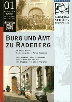 Titelbild mit historischem Foto: Mitarbeiter vor dem Tor zum Amtsgericht und einem Foto vom sanierten Innenhof des Schlosses Klippenstein: Fensterfront und Tür