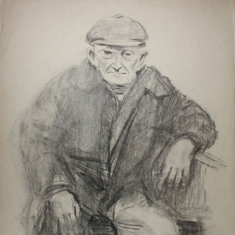 Zeichnung mit weichem schwarzen Kohlestift auf gelblichem Papier. Ein alter Mann mit Schiebermütze und dicker Jacke ruht sich sitzend aus.