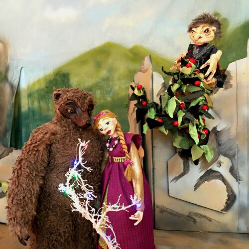 Ein Bär und die Prinzessin stehen vor dem singenden, klingenden Bäumchen. Im Hintergrund sitzt ein Troll auf einem Stein.