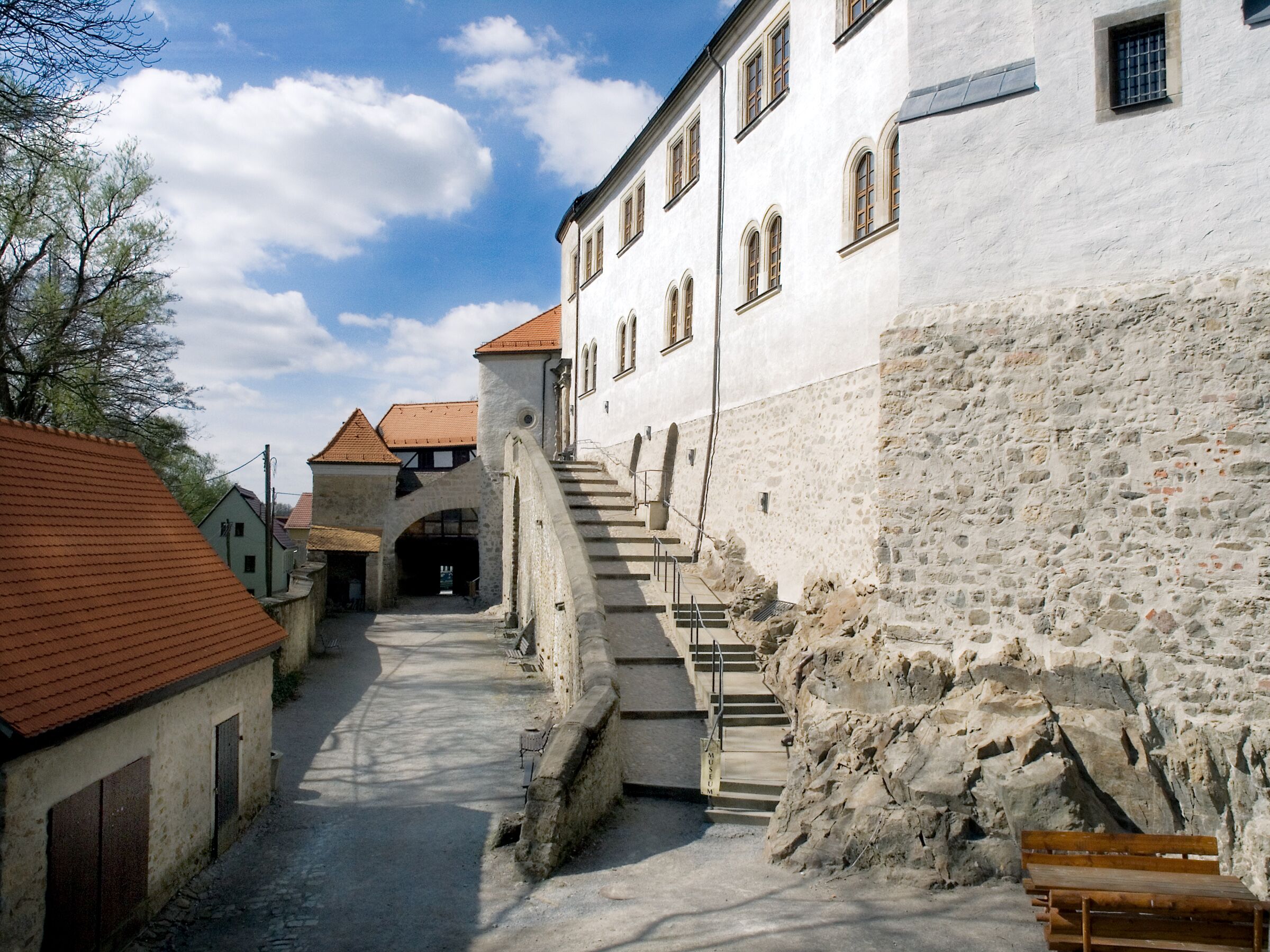 Heutiger Blick vom Unteren Schlosshof auf die Reitertreppe, die Scheune und einen Teil der Vorburg
