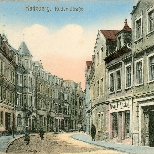 Postkarte mit historischer Ansicht der Röderstraße in Radeberg