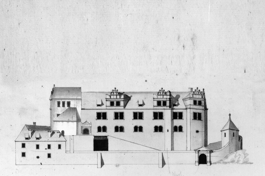 Plan mit der Ansicht der Fassade vor dem Umbau 1772 mit Reitertreppe, Renaissancegiebeln und klarer Gliederung der Fensterfront