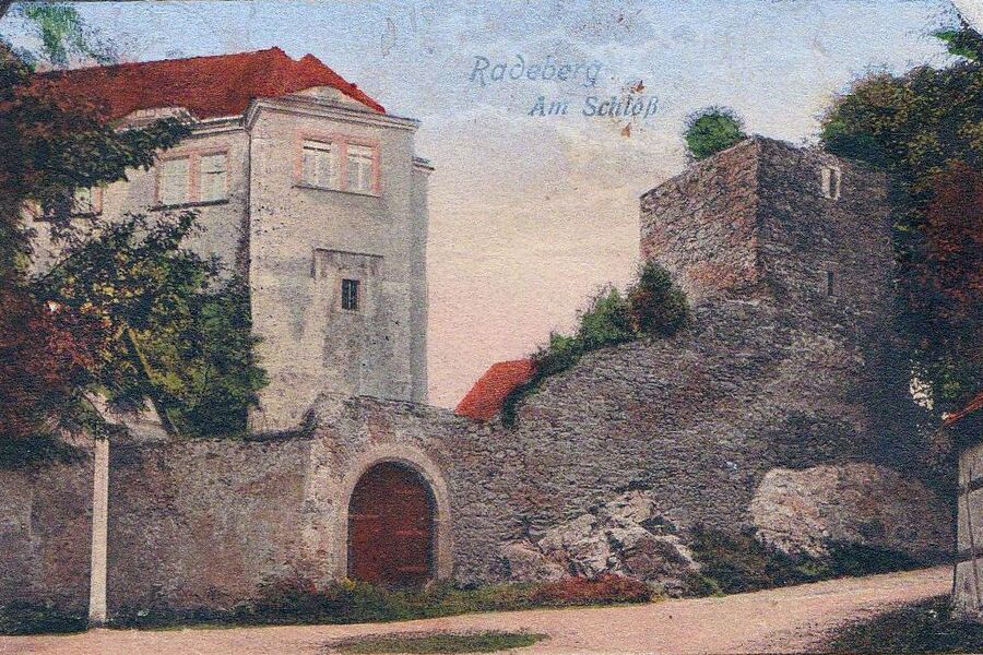 Koloriertes Schwarz-Weiß-Foto von 1910 mit Blick auf den Eulenturm und das hintere Tor.