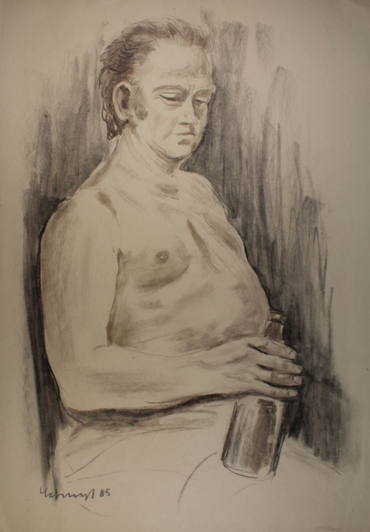 Das mit Kohle gezeichnete Halbbild zeigt einen sitzenden Mann mit freiem Oberkörper, eine Flasche in der Hand haltend.