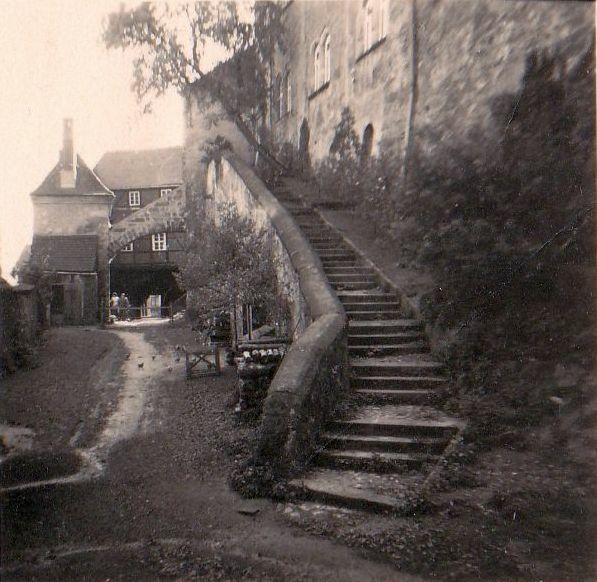 Foto in Vergrößerungsansicht öffnen: Schwarz-Weiß-Foto von 1946 mit Blick vom unteren Schlosshof zur Reitertreppe und zum Amtsgebäude (Vorburg).