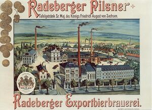 Ansicht des Brauereigeländes mit den Schriftzügen Radeberger Pilsner und Radeberger Exportbierbrauerei auf einem Werbeschild von 1906.