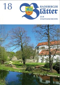Foto in Vergrößerungsansicht öffnen: Titelbild: Blick im Frühling bei Sonnenschein über den Schlossteich in den Schlossgarten
