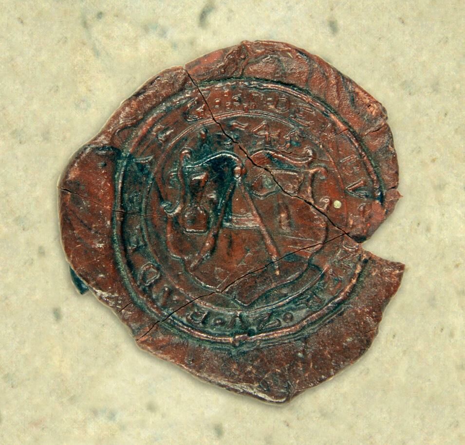 Foto in Vergrößerungsansicht öffnen: Fragmentarisch zu drei viertel erhaltenes rundes Siegel von 1545.