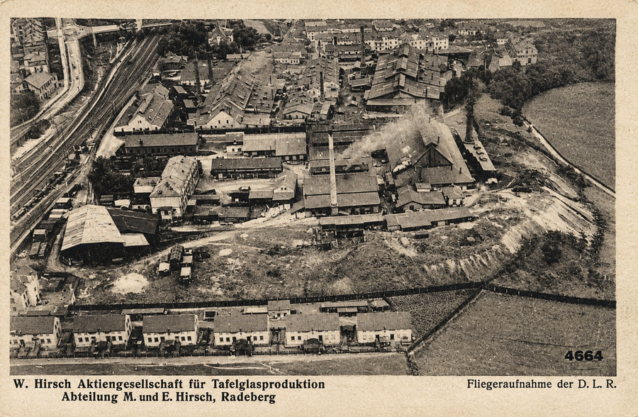 Auf einem Foto ist die Glasfabrik von oben zu sehen.