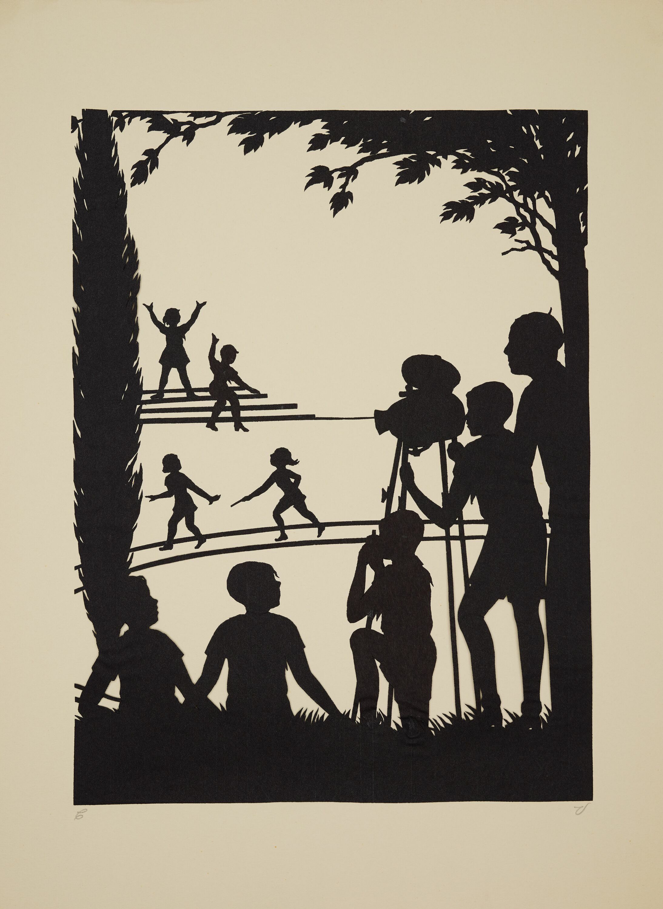Foto in Vergrößerungsansicht öffnen: Schwarzer Scherenschnitt. Kinder sitzen am Waldesrand und filmen andere rennende Kinder.