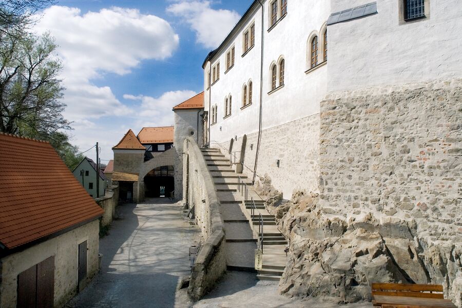 Heutiger Blick vom Unteren Schlosshof auf die Reitertreppe, die Scheune und einen Teil der Vorburg