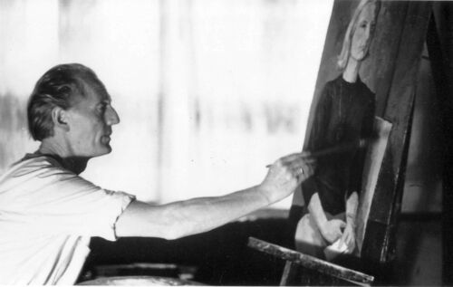 Rosso Majores mit kurzen Haaren im hellen Hemd mit aufgekrempelten Ärmeln malend an der Staffelei, Schwarz-Weiß-Foto