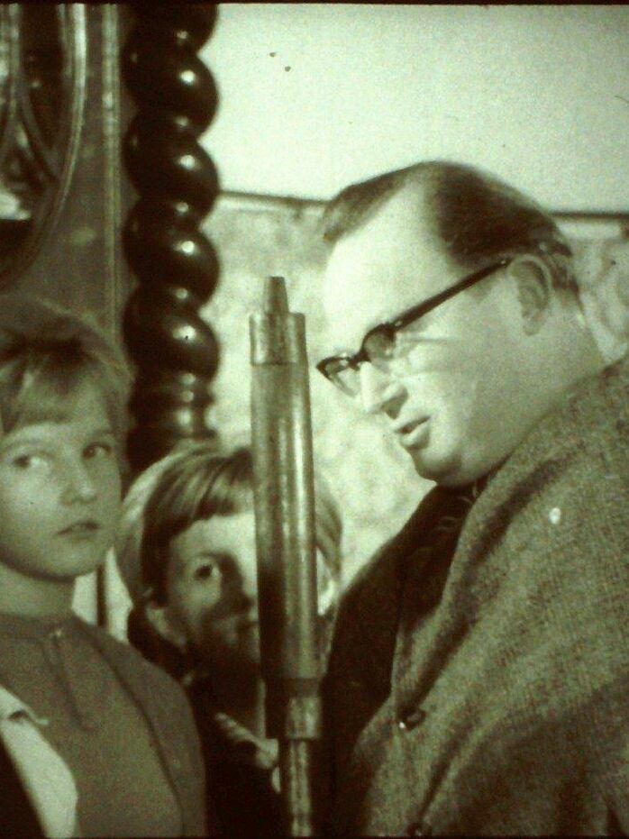 Foto in Vergrößerungsansicht öffnen: Rudolf Limpach im Gespräch mit Kindern auf einem monochromen historischen Foto