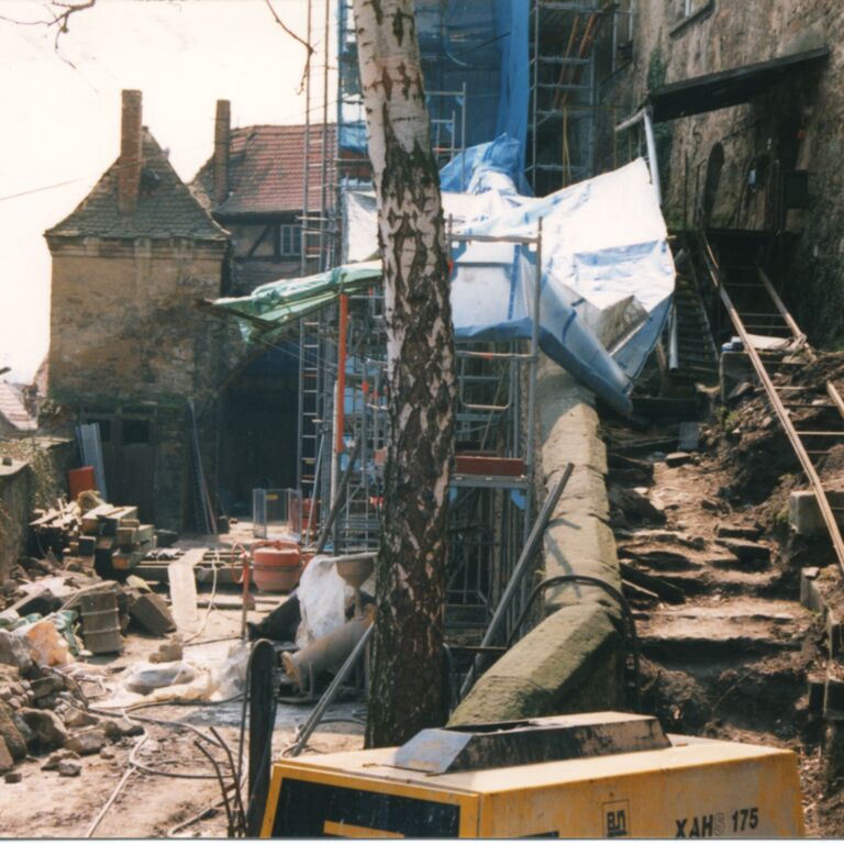 Unterer Schlosshof mit Blick auf die kaputte Reitertreppe, auf Gerüste und Baumaterial. 1993