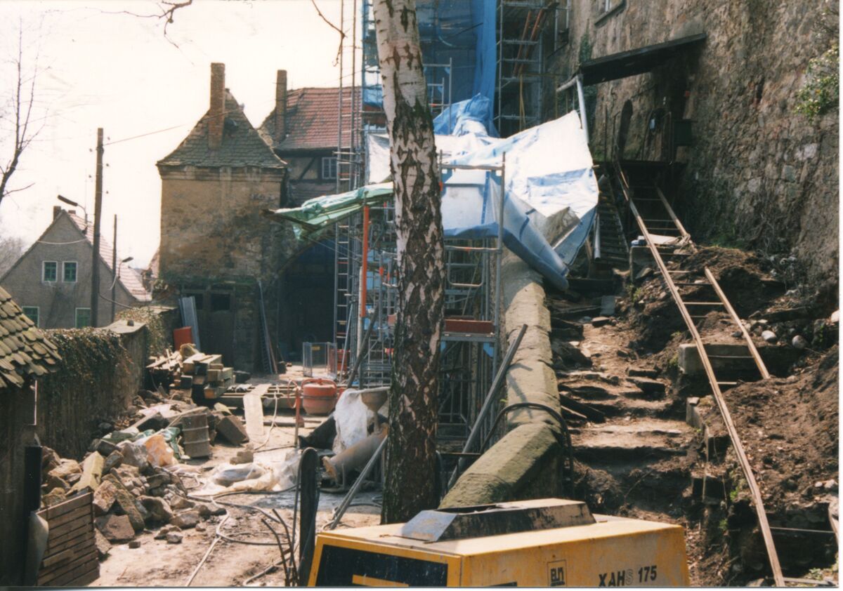Foto in Vergrößerungsansicht öffnen: Unterer Schlosshof mit Blick auf die kaputte Reitertreppe, auf Gerüste und Baumaterial. 1993
