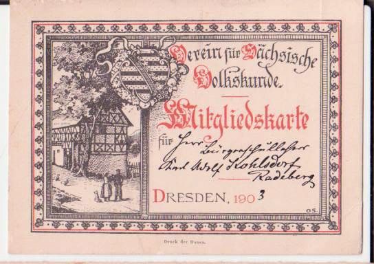 Reichverzierte Mitgliedkarte des Vereins für Sächsische Volkskunde, links mit der Grafik eines Fachwerkgebäudes, möglicherweise die Schlossmühle, versehen.