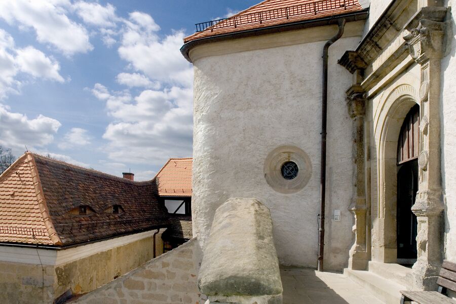 Farbfoto mit dem reichverzierten Renaissance-Portal an der Hauptburg bei Sonnenschein am oberen Ende der Reitertreppe