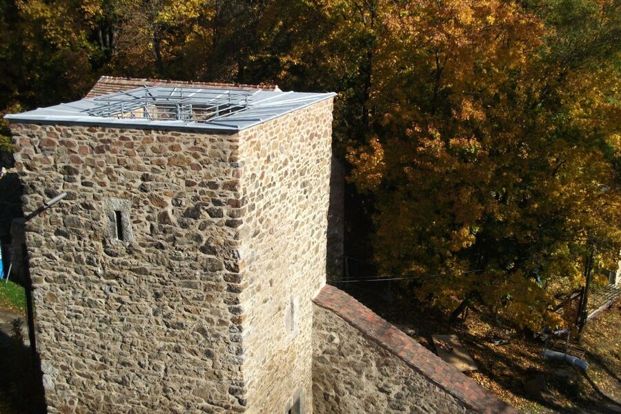 Farbfoto mit Blick von oben auf den sanierten Eulenturm