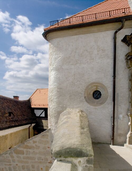Farbfoto mit dem reichverzierten Renaissance-Portal an der Hauptburg bei Sonnenschein am oberen Ende der Reitertreppe