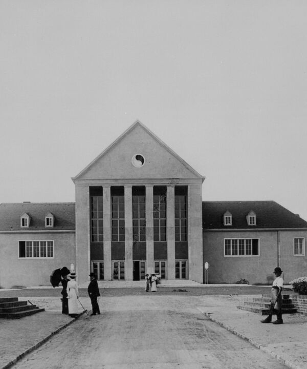 schwarz-weiß Abbildung der Frontansicht des Festspielhaus Hellerau
