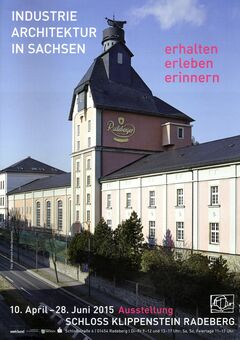 Titelbild Industriearchitektur in Sachsen. Die Abbildung zeigt das langgestrecktes Gebäude der Radeberger Brauerei mit hohem Mittelbau.