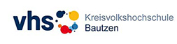 Logo der Kreisvolkshochschule in blauer Schrift. Zwischen dem Kürzel der Dachmarke "vhs" und der Bezeichnung "Kreisvolkshochschule Bautzen" ist ein Kreis aus gelben, blauen und roten Punkten als Klecke angeordnet.